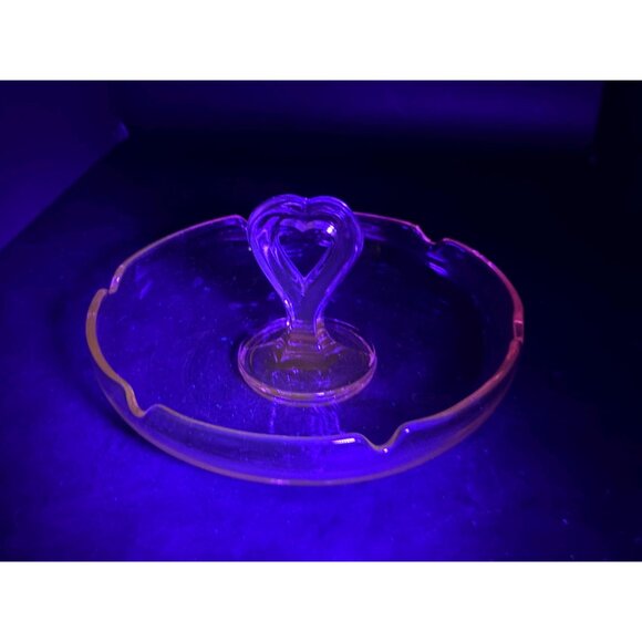 L.E. Smith Pink Depression Glass Heart Handle Tray / Ashtray – UV Reactive Selen - Picture 2 of 9